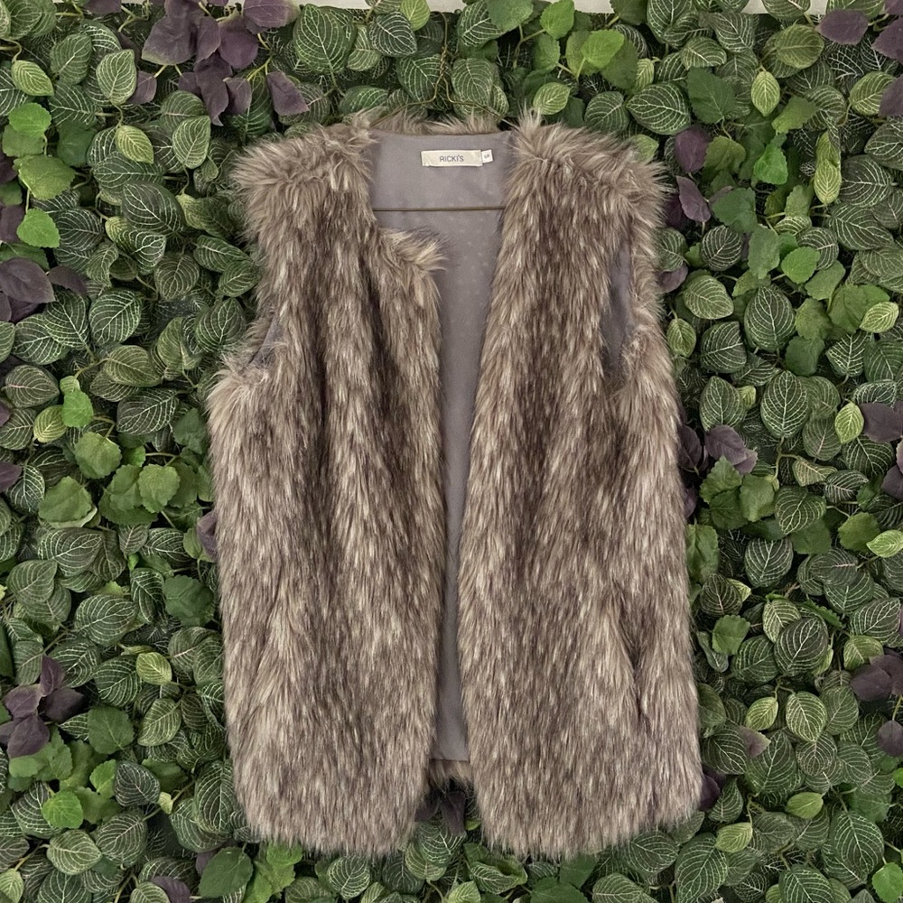 Big thick faux fur vest with pockets!